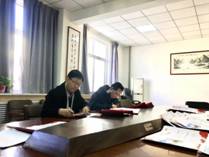 bat365在线中国登录入口领导为获奖学生写喜报